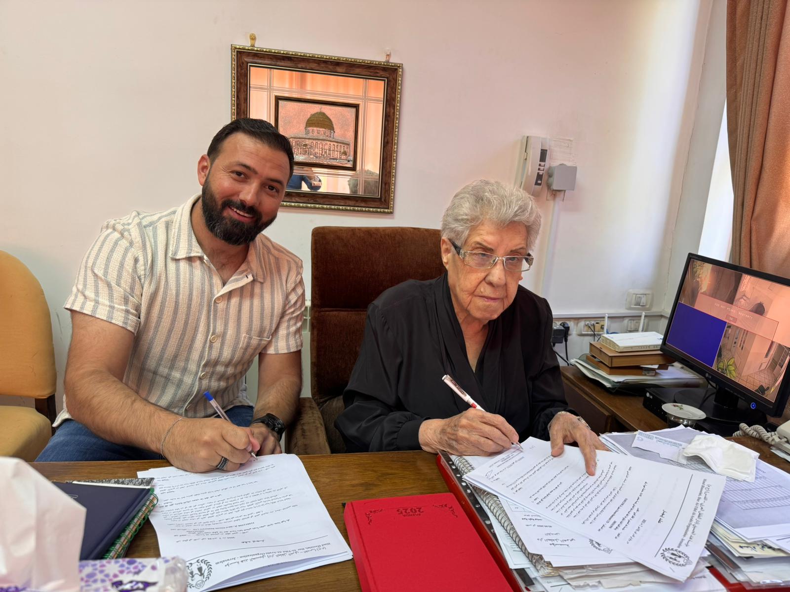 توقيع عقد إيجار مع مقهى قرنفل الثقافي
